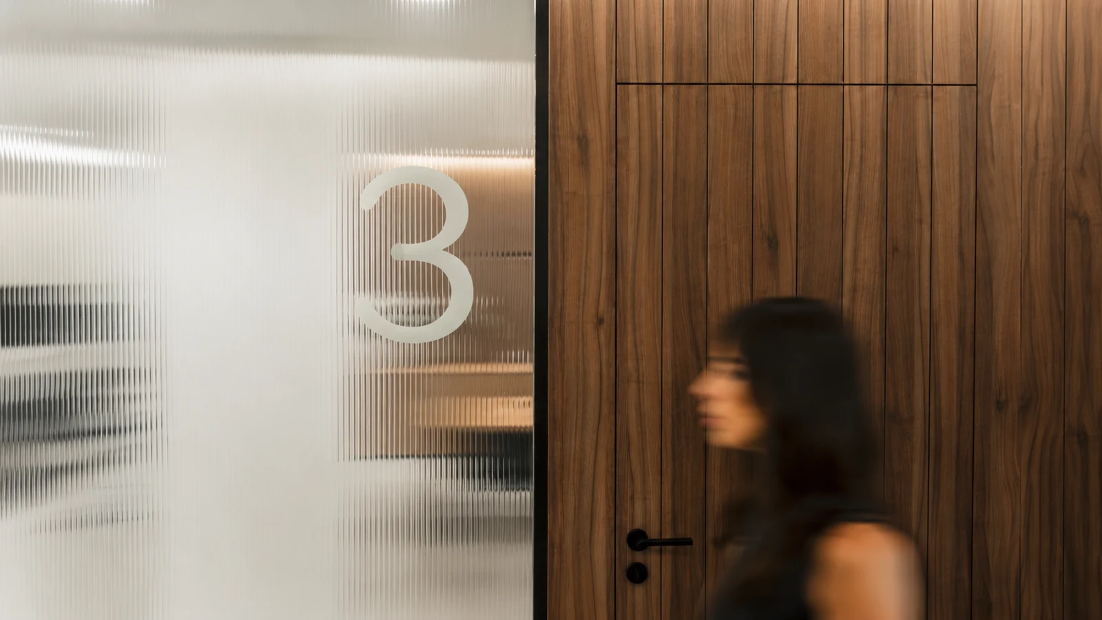 Warmes Holz und strukturiertes Glas im IUNE Medical Center